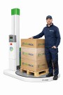 Flexipack FP-21500 strekkfilmmaskin med pall og lagermedarbeider thumbnail