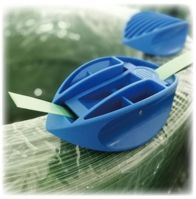 Klips-hodet “tar tak” i båndet, så du slipper at det stopper eller knekker når du trer under pallen.