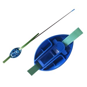 Flexipack Pallebåndfører: gjør det lett å tre PP- og PET-strammebånd under pall – raskere, enklere, mindre slit.