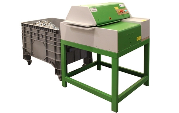 Produser pappchips av brukt kartong til rask og effektiv utfylling i esker.